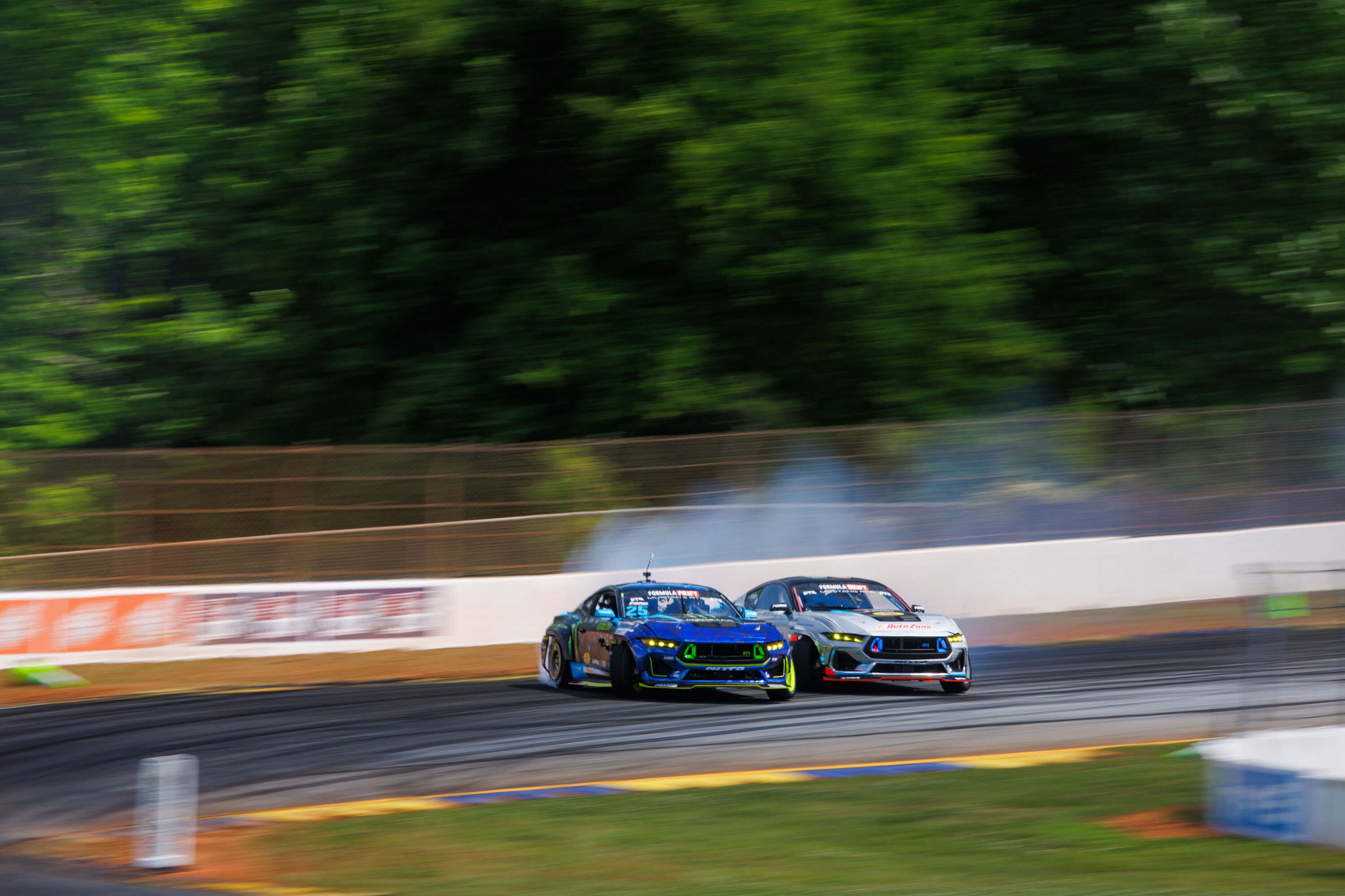 James Deane chases down Vaughn Gittin Jr during his Top 32 battle
