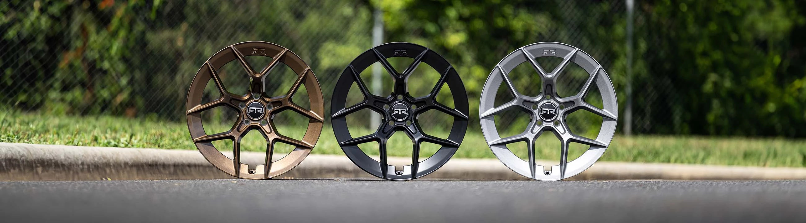 A variety of colorful RTR Aero 5 wheels, including black, charcoal and bronze ones, with close-ups of wheels' details and RTR logos.